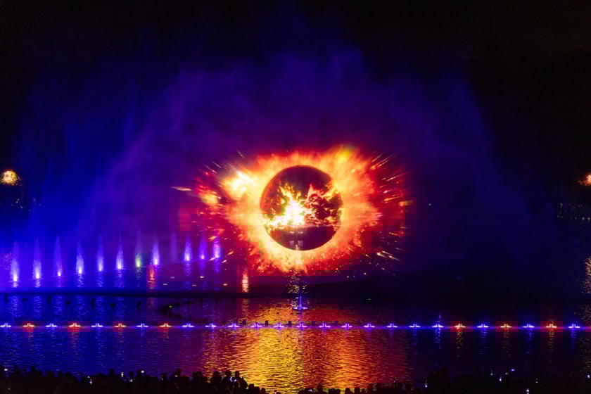Nocny pokaz Fontanny Multimedialnej na zakończenie sezonu.