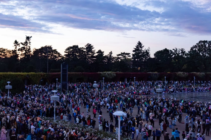 Nocny pokaz Fontanny Multimedialnej na zakończenie sezonu.