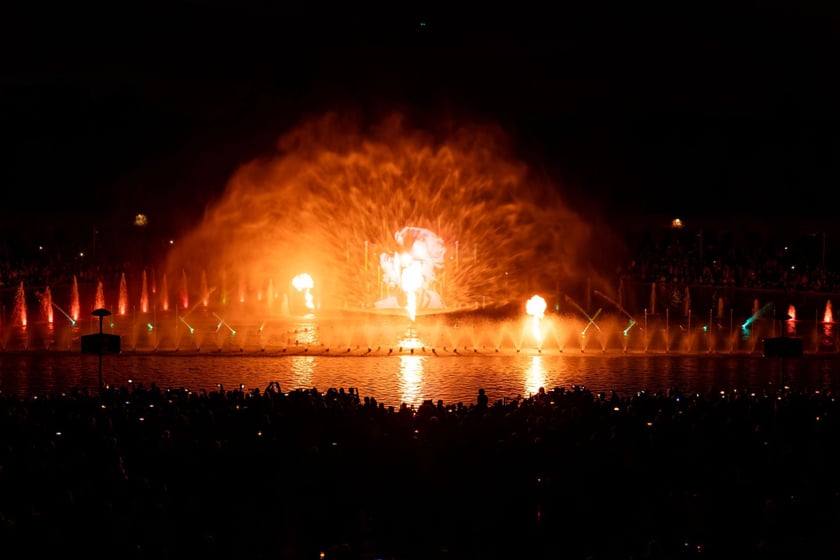 Nocny pokaz Fontanny Multimedialnej na zakończenie sezonu.