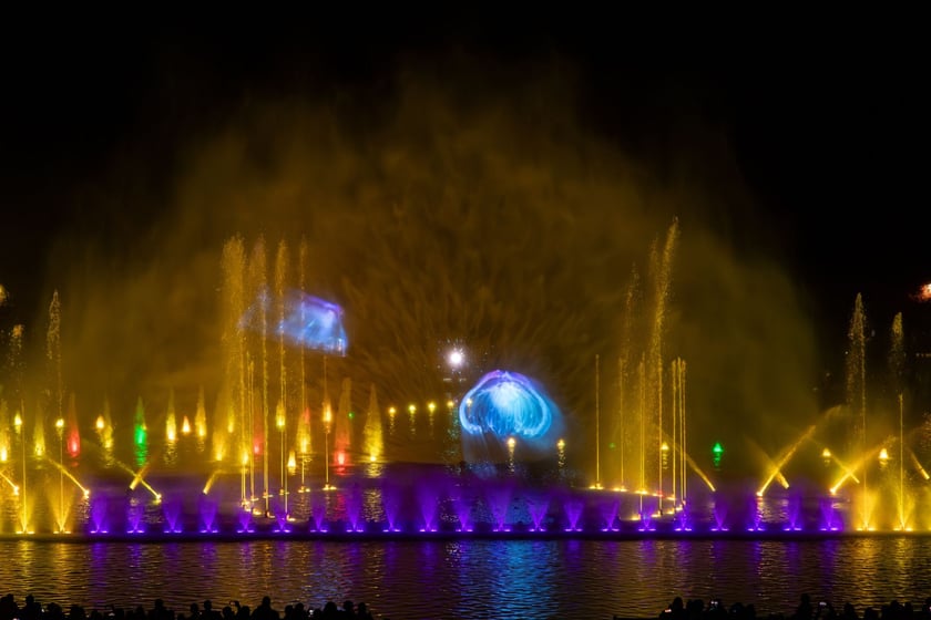 Nocny pokaz Fontanny Multimedialnej na zakończenie sezonu.