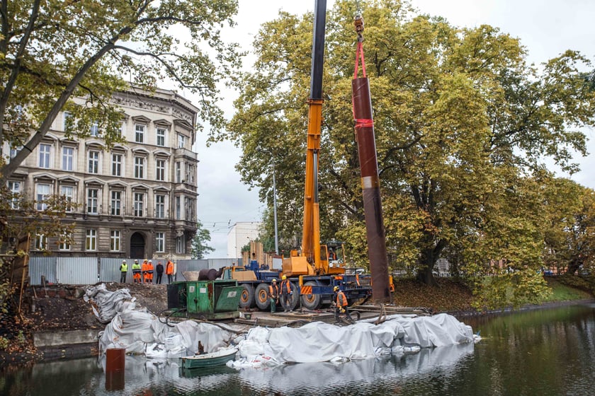 Trwają prace przy palowaniu podstawy kładki św. Antoniego