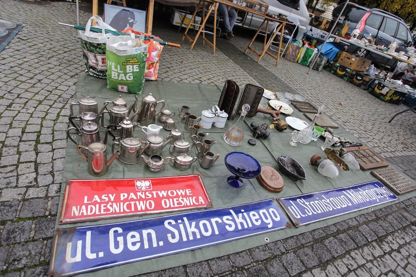 Giełda Staroci pod Iglicą przy Hali Stulecia we Wrocławiu