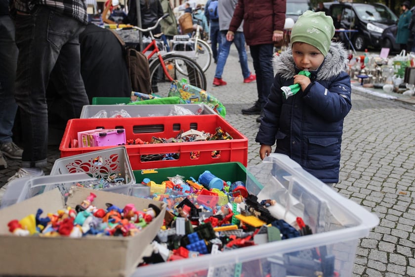 Giełda Staroci pod Iglicą przy Hali Stulecia we Wrocławiu