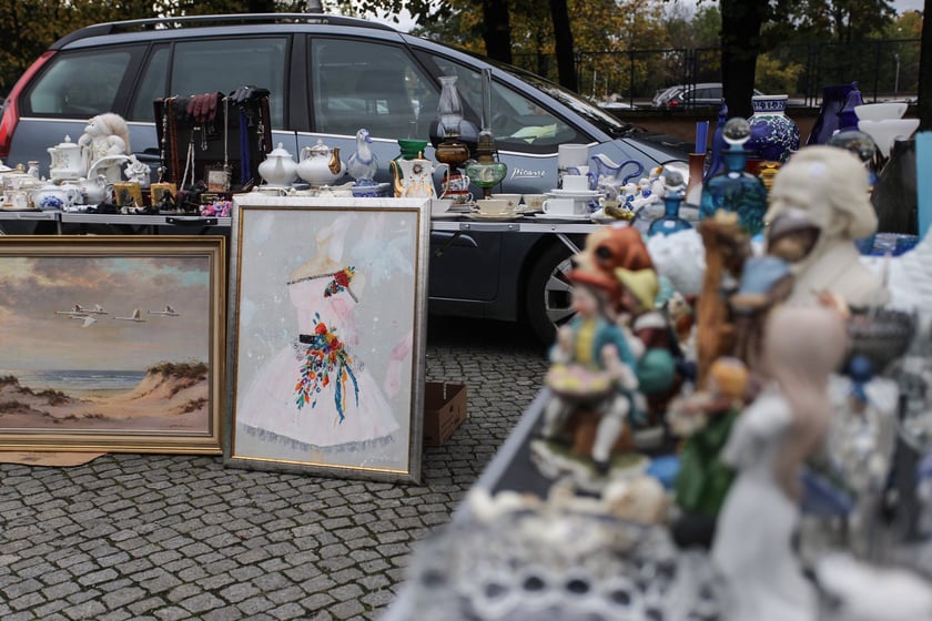 Giełda Staroci pod Iglicą przy Hali Stulecia we Wrocławiu