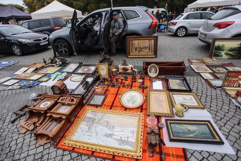 Giełda Staroci pod Iglicą przy Hali Stulecia we Wrocławiu