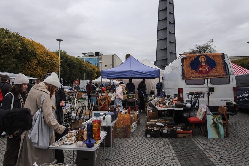 Giełda Staroci pod Iglicą przy Hali Stulecia we Wrocławiu
