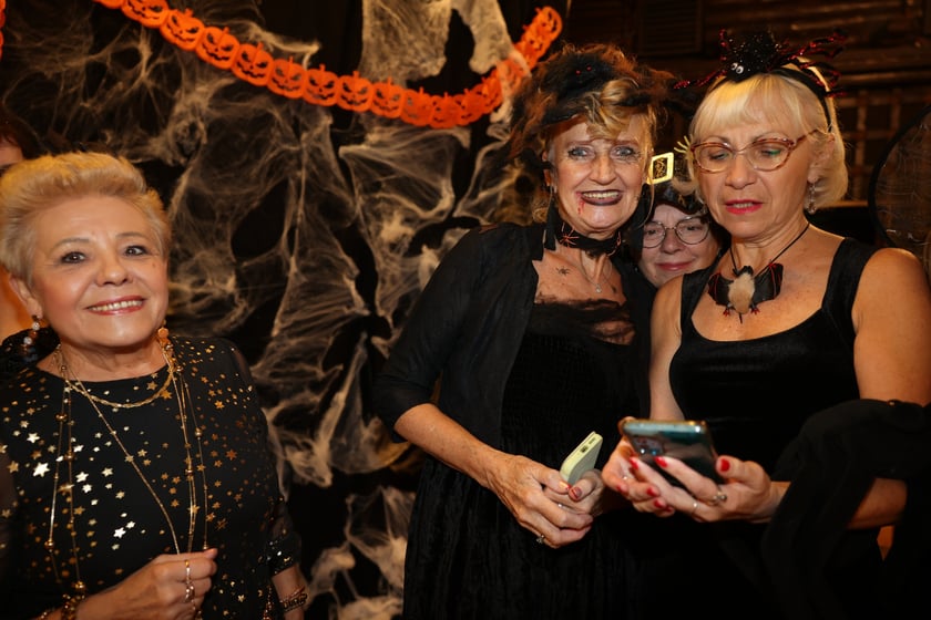 Bal seniorów "Z wizytą u rodziny Addamsów"