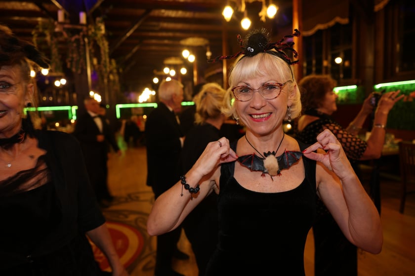 Bal seniorów "Z wizytą u rodziny Addamsów"