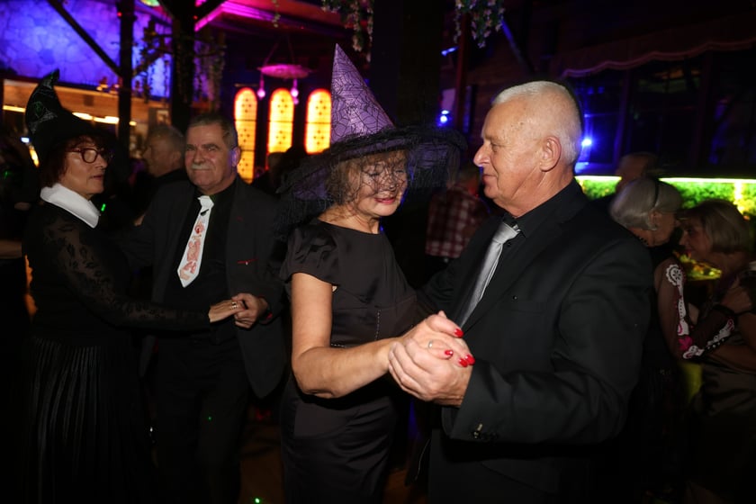 Bal seniorów "Z wizytą u rodziny Addamsów"