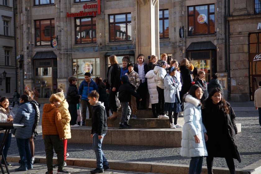 105 dzieci z 23 krajów, na co dzień uczą się w szkole American School of Wroclaw. Zaśpiewały hymn Polski z okazji 105. Rocznicy Niepodległości pod pręgierzem na wrocławskim rynku