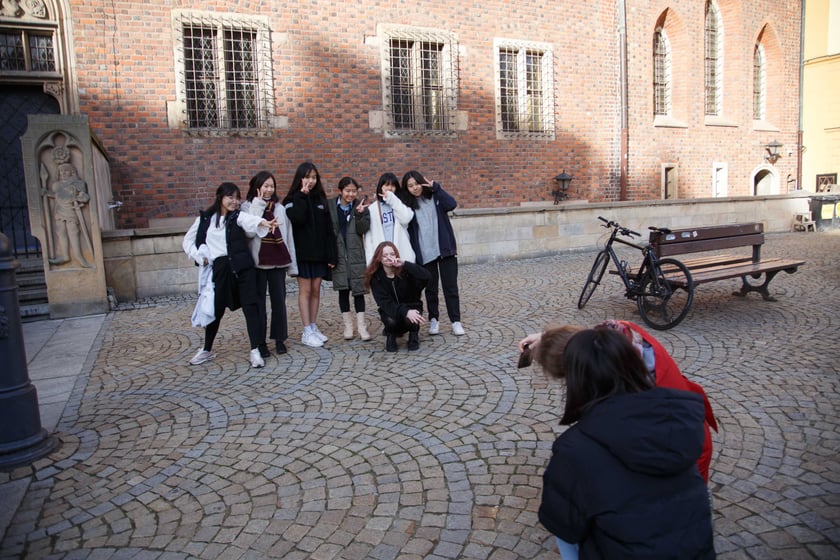 105 dzieci z 23 krajów, na co dzień uczą się w szkole American School of Wroclaw. Zaśpiewały hymn Polski z okazji 105. Rocznicy Niepodległości pod pręgierzem na wrocławskim rynku