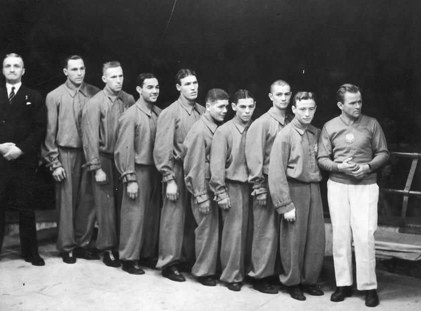 Pięściarska reprezentacja Polski. Pierwszy z prawej Feliks Stamm, obok Szapsel Rotholc