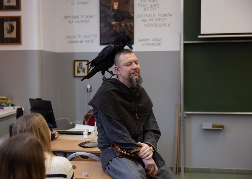 Uczniów IV LO odwiedza kruk - Ronin