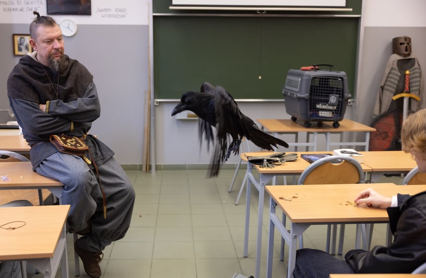 Uczniów IV LO odwiedza kruk - Ronin