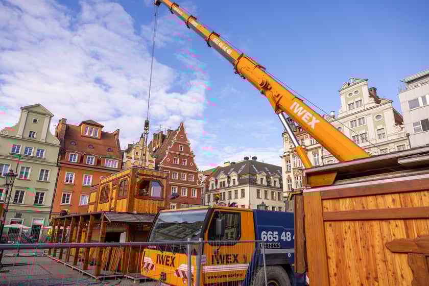 Budowa jarmarku na wrocławskim Rynku