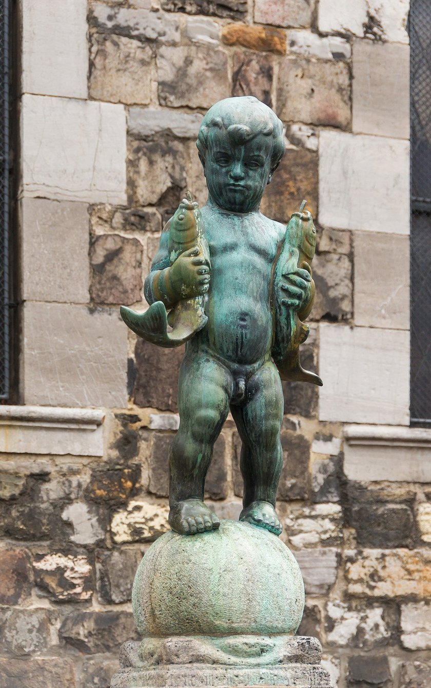 Pomnik-fontanna Fischpüddelchen w Akwizgranie, wykonany w 1911 przez Hugo Lederera. Zniszczony w trakcie II wojny światowej, odtworzony w 1954 roku.