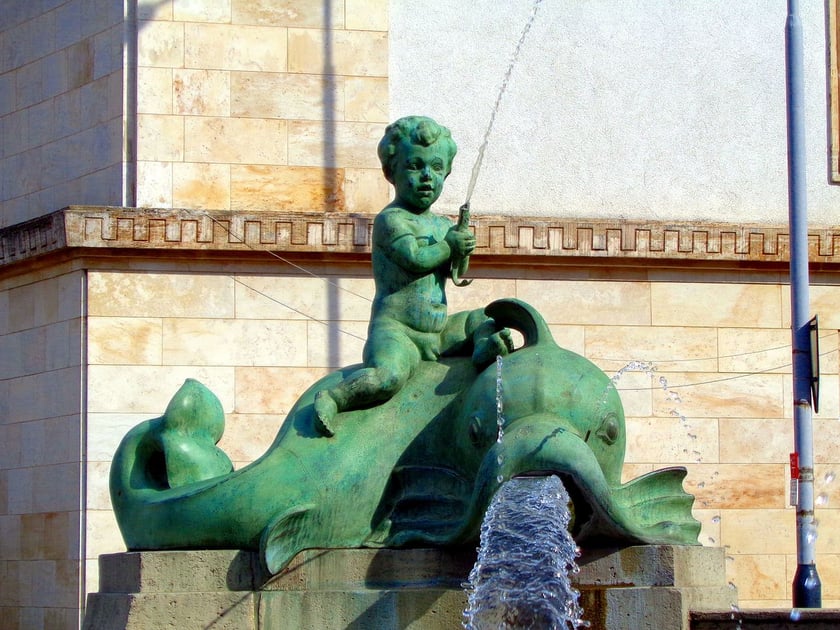 Fontanna z delfinami w Poznaniu z 1909 roku.