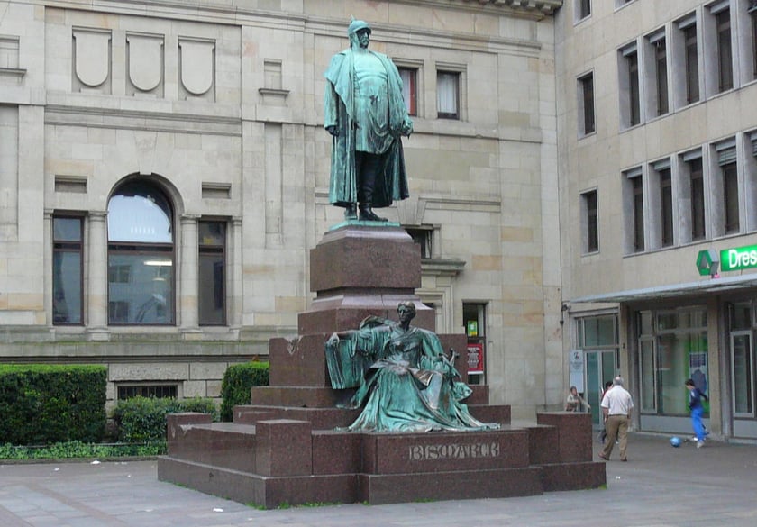 Pomnik Bismarcka w Wuppertalu autorstwa Hugo Lederera z 1900 roku. Pierwotnie stał przed ratuszem w Barmen. Jesienią 1921 przeniesiony został na Geschwister-Scholl-Platz, gdzie stoi do dziś. 1 sierpnia 1929 Barmen stało się częścią nowego miasta – Wuppertalu.