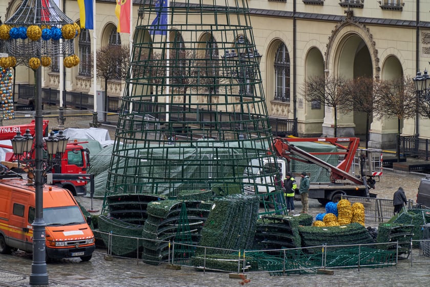 Montaż choinki na wrocławskim Rynku