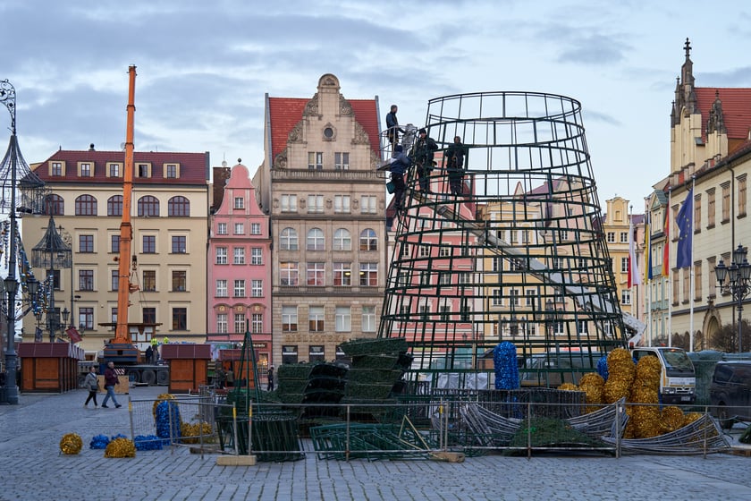 Montaż choinki na wrocławskim Rynku