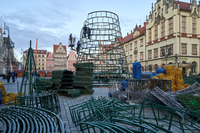 Montaż choinki na wrocławskim Rynku