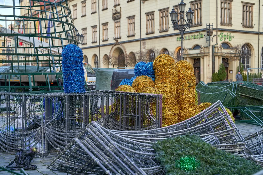 Montaż choinki na wrocławskim Rynku