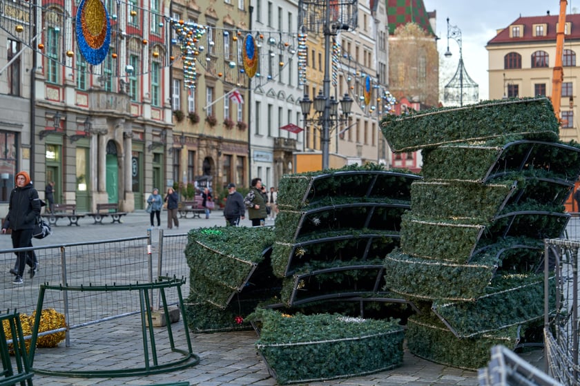 Montaż choinki na wrocławskim Rynku