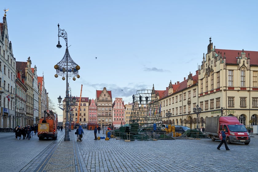 Montaż choinki na wrocławskim Rynku