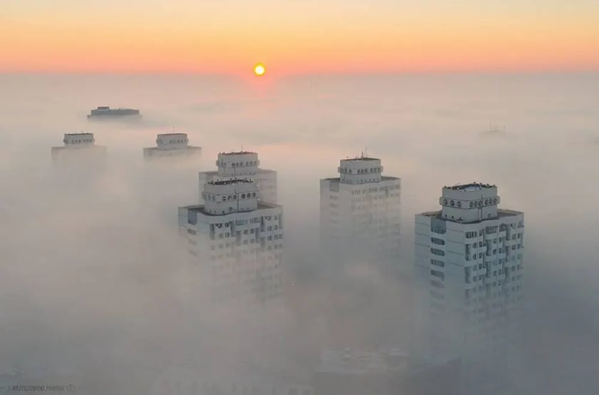 Wrocław we mgle. Zdjęcia z drona. Sedesowce