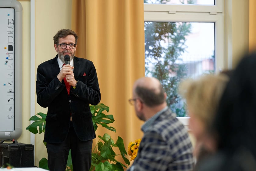 Pracownicy Miejskiego Ośrodka Pomocy Społecznej odbierają nagrody podczas uroczystości zorganizowanej z okazji ich święta.