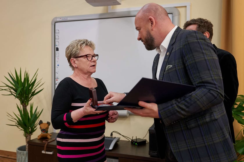 Pracownicy Miejskiego Ośrodka Pomocy Społecznej odbierają nagrody podczas uroczystości zorganizowanej z okazji ich święta.