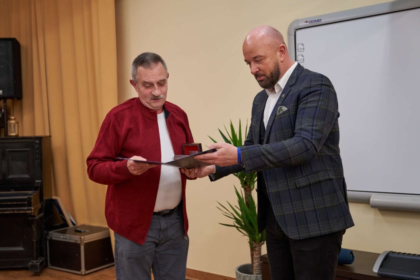 Pracownicy Miejskiego Ośrodka Pomocy Społecznej odbierają nagrody podczas uroczystości zorganizowanej z okazji ich święta.