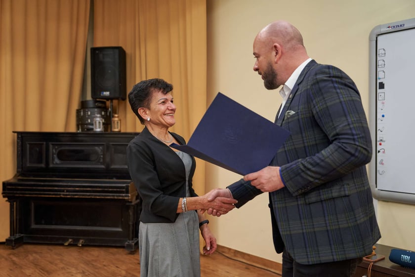 Pracownicy Miejskiego Ośrodka Pomocy Społecznej odbierają nagrody podczas uroczystości zorganizowanej z okazji ich święta.