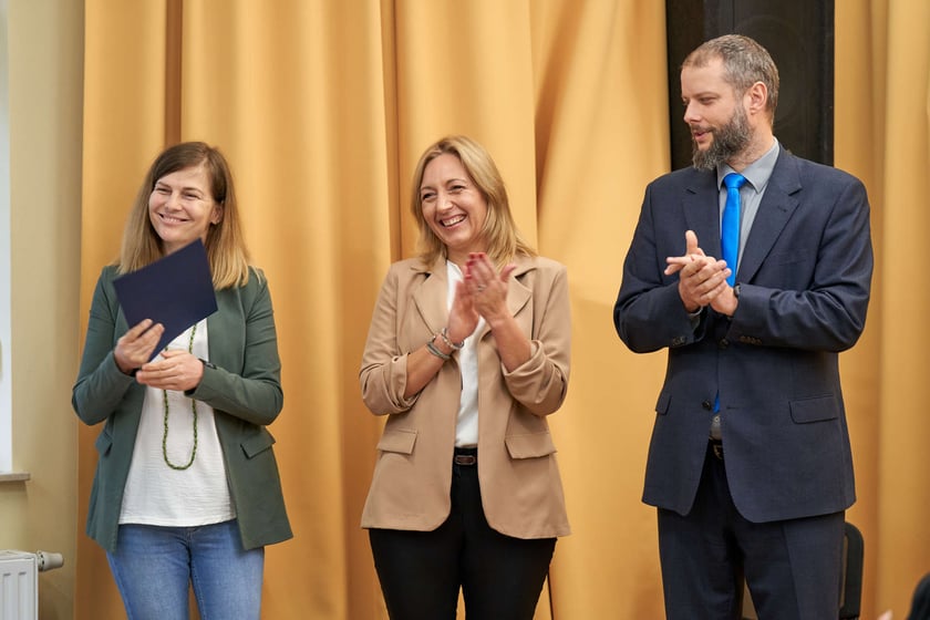 Pracownicy Miejskiego Ośrodka Pomocy Społecznej odbierają nagrody podczas uroczystości zorganizowanej z okazji ich święta.