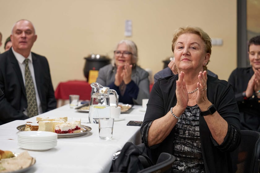 Pracownicy Miejskiego Ośrodka Pomocy Społecznej odbierają nagrody podczas uroczystości zorganizowanej z okazji ich święta.