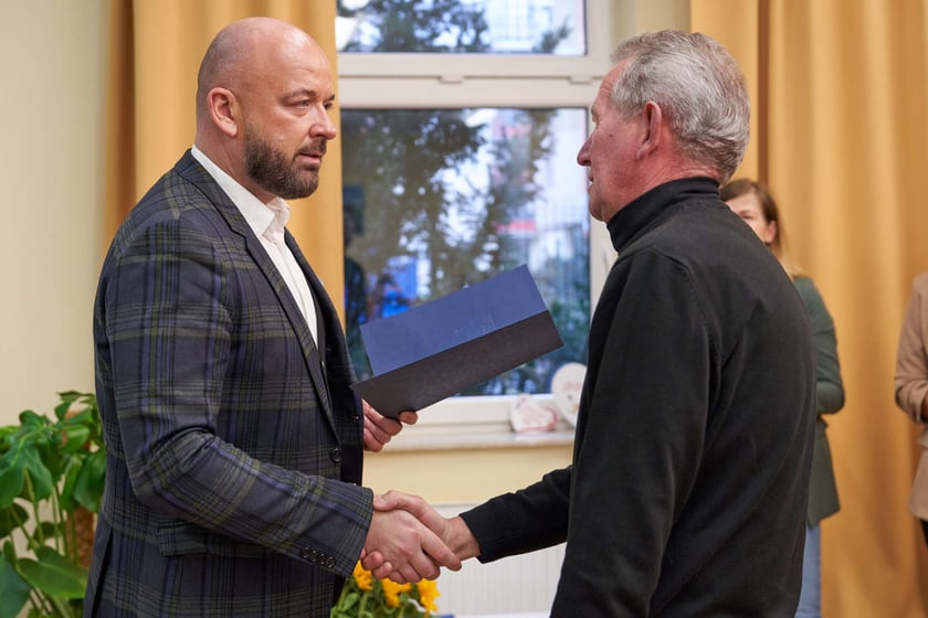 Pracownicy Miejskiego Ośrodka Pomocy Społecznej odbierają nagrody podczas uroczystości zorganizowanej z okazji ich święta.