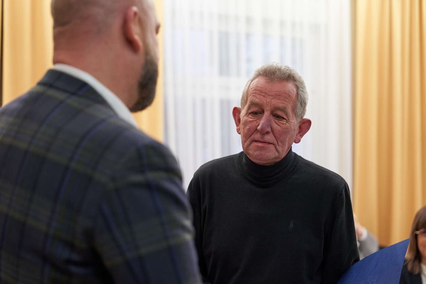 Pracownicy Miejskiego Ośrodka Pomocy Społecznej odbierają nagrody podczas uroczystości zorganizowanej z okazji ich święta.