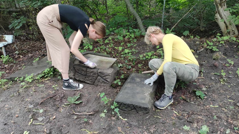 Nagrobek Marianny i prace przy jego oczyszczaniu