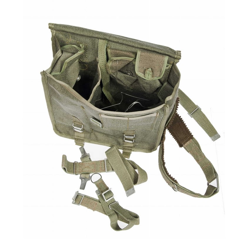 Torba na wyposażenie z szelkami

Cena: 18 zł

Opis:
Torba posiada jedną komorę gł&oacute;wną podzieloną na dwie części, cztery kieszonki wewnętrzne zapinane na guziki oraz dwie kieszonki zewnętrzne ukryte pod klapą.
Dodatkowo torba wyposażona jest w rączkę do przenoszenia oraz troki umożliwiające przymocowanie do pasa. Regulowane taśmy kompresyjne pozwalają na zmniejszenie gabaryt&oacute;w torby i zabezpieczają przed przemieszczaniem się zawartości. Wymiary: 28 x 28 x 10 cm.
Szelki do oporządzenia do wsp&oacute;łpracy z torbą polową na wyposażenie mogą służyć jako pasek na ramię co powoduje oryginalność całości zestawu. Szelki posiadają regulację długości.