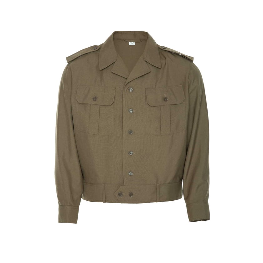 Wiatr&oacute;wka oficerska WZ 109/MON

Cena: 20 zł

Opis:
Bluza jednorzędowa zapinana na pięć guzik&oacute;w oraz pasek z klamrą. Posiada dwie kieszenie zewnętrzne&nbsp; zapinane na guziki oraz sześć szlufek do podtrzymywania paska. Rękawy zakończone mankietami&nbsp; zapinanymi na jeden guzik. W pasie znajduje się ściągacz. Waga: 0,45 kg