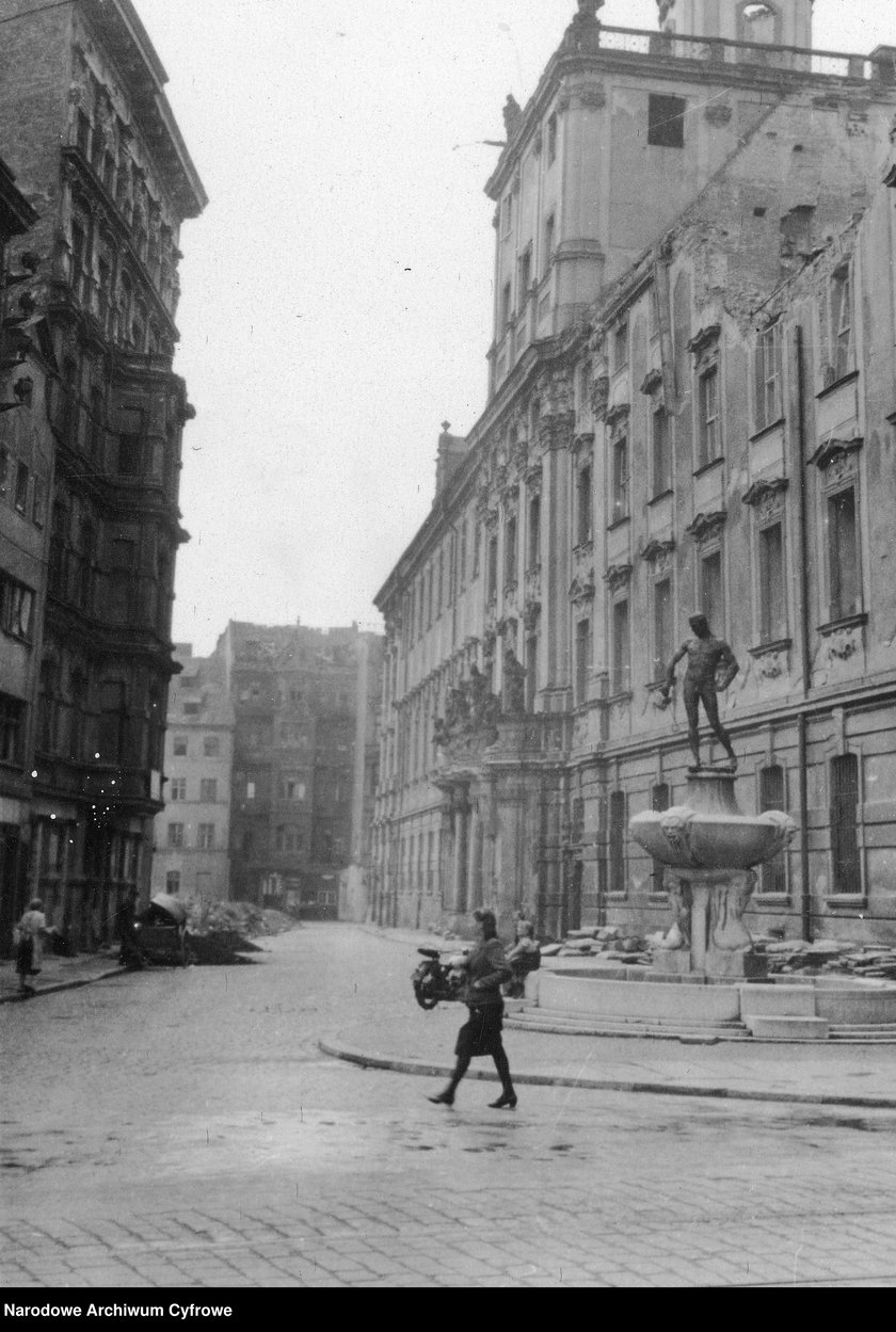 Wrocław tuż po II wojnie światowej. Szermierz. Uniwersytet Wrocławski. Rok 1945.&nbsp;