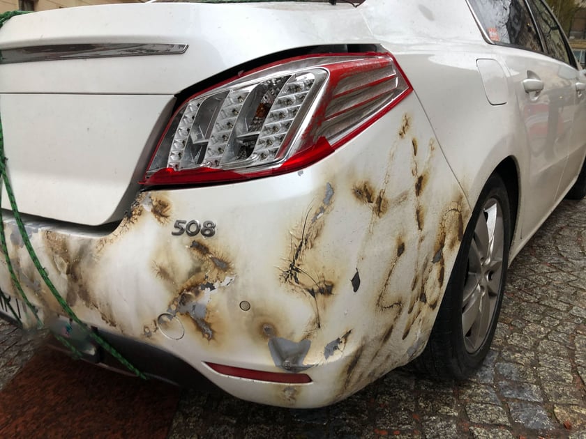 Nadpalony samochód porzucony w okolicach wrocławskiego rynku. W środku pojazdu znajdowały się osobiste rzeczy