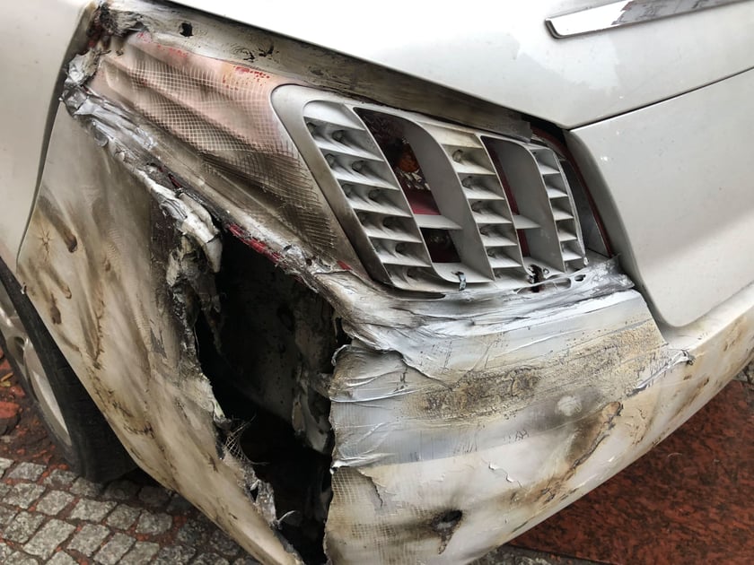 Nadpalony samochód porzucony w okolicach wrocławskiego rynku. W środku pojazdu znajdowały się osobiste rzeczy