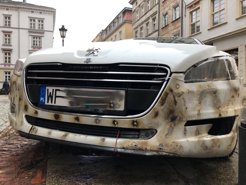 Nadpalony samochód porzucony w okolicach wrocławskiego rynku. W środku pojazdu znajdowały się osobiste rzeczy