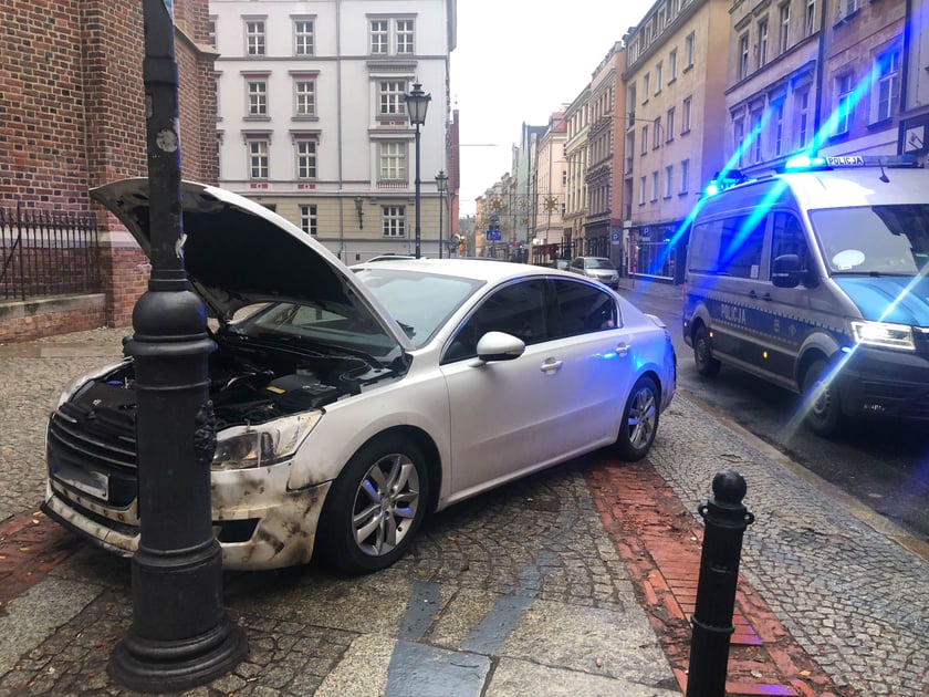 Nadpalony samochód porzucony w okolicach wrocławskiego rynku. W środku pojazdu znajdowały się osobiste rzeczy
