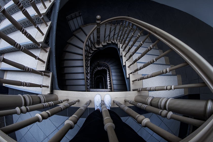 Monika Grobelna fotografuje wrocławskie kamienice. Klatki schodowe