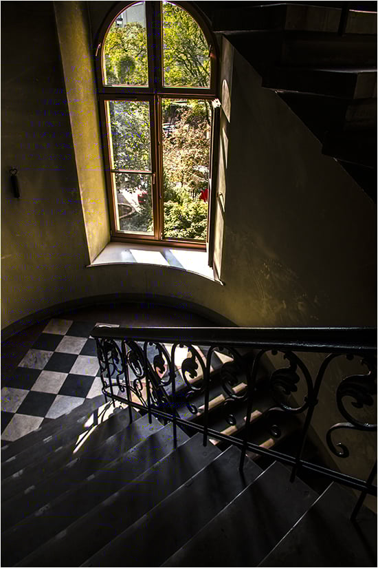 Monika Grobelna fotografuje wrocławskie kamienice. Klatki schodowe