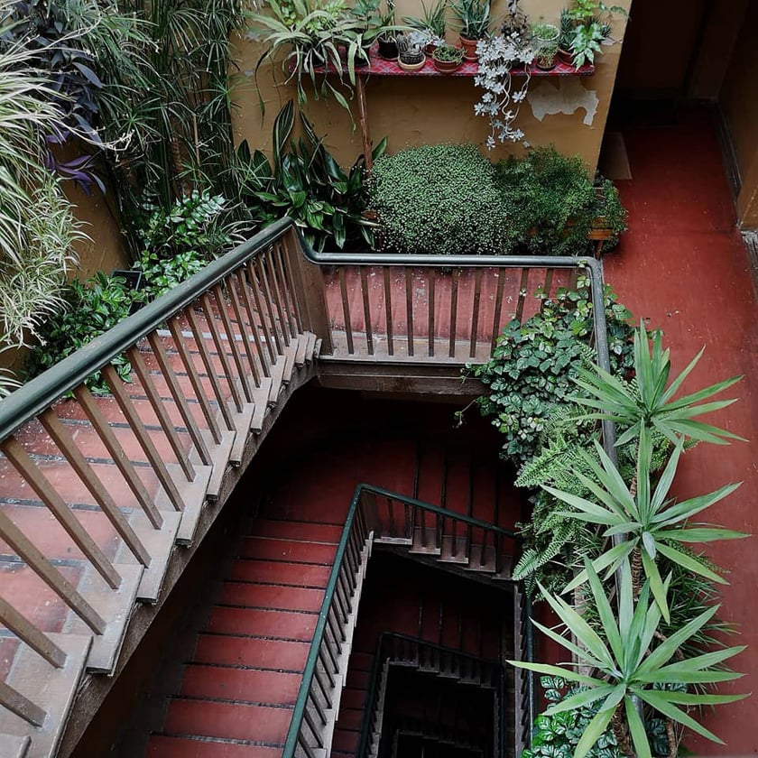 Monika Grobelna fotografuje wrocławskie kamienice. Klatki schodowe