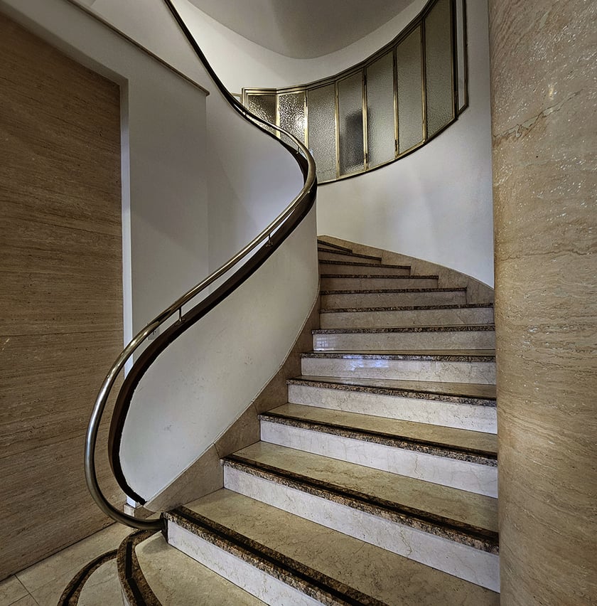 Monika Grobelna fotografuje wrocławskie kamienice. Klatki schodowe