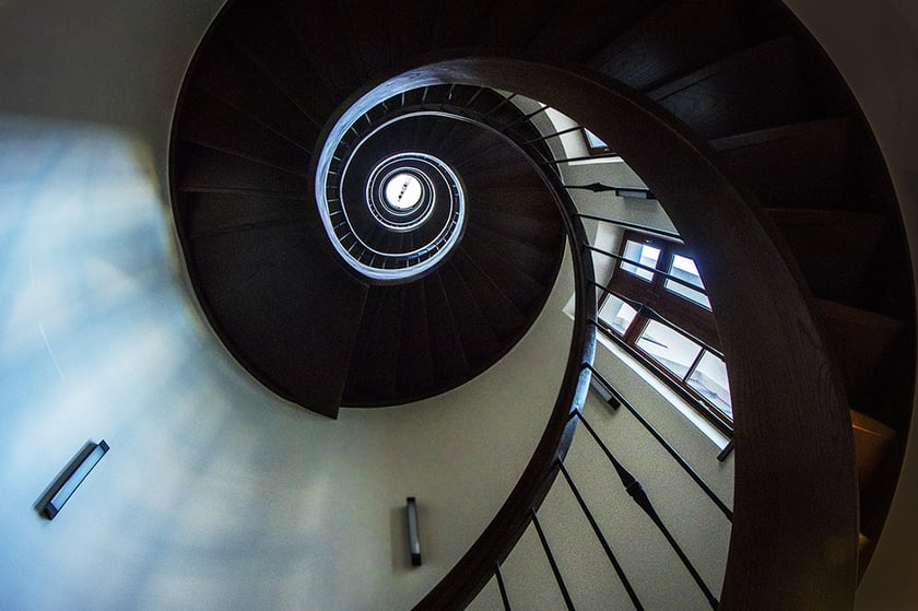 Monika Grobelna fotografuje wrocławskie kamienice. Klatki schodowe